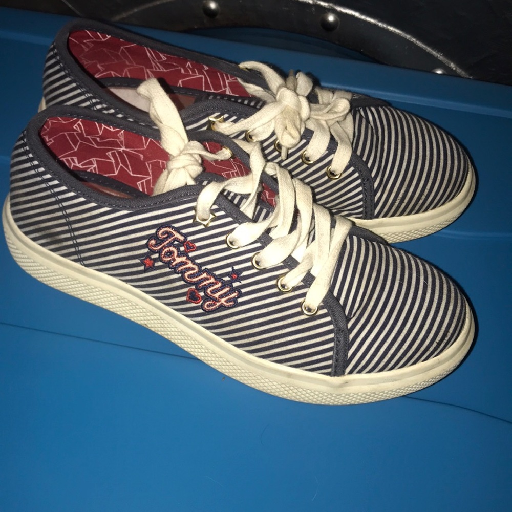 Kids Size 4 Tommy Hilfiger shoes (Girls)